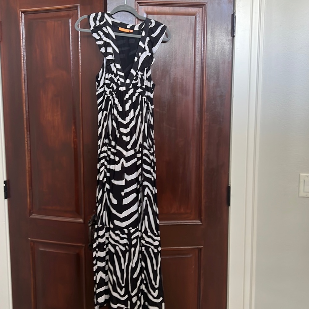 Ruffle v-neck black and white Oliphant dress